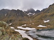 48 Lago superiore con Valletto che tenta di scrollarsi di dosso le nuvole